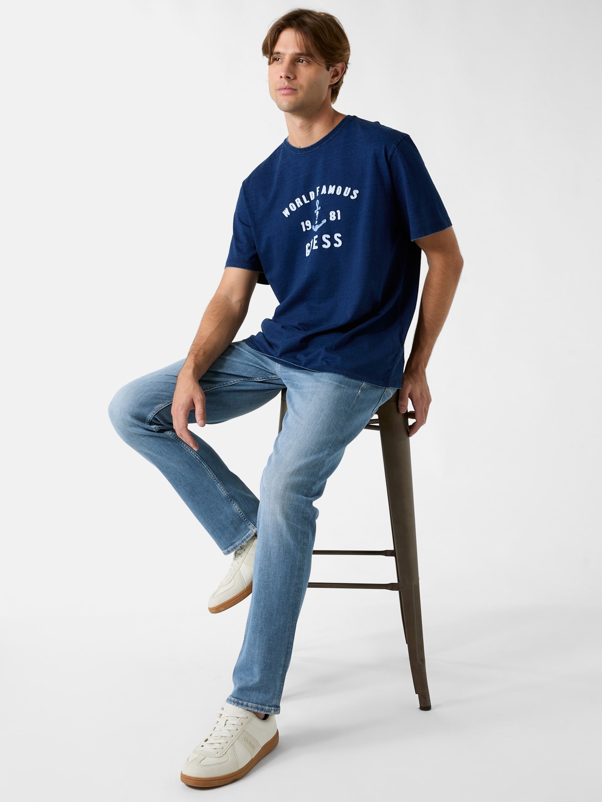 camiseta com patch de logotipo