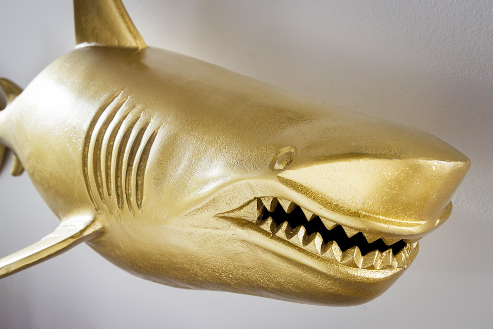 Maritime Wanddekoration HAI 105cm gold rechts Metall handmade Haifisch Design Skulptur