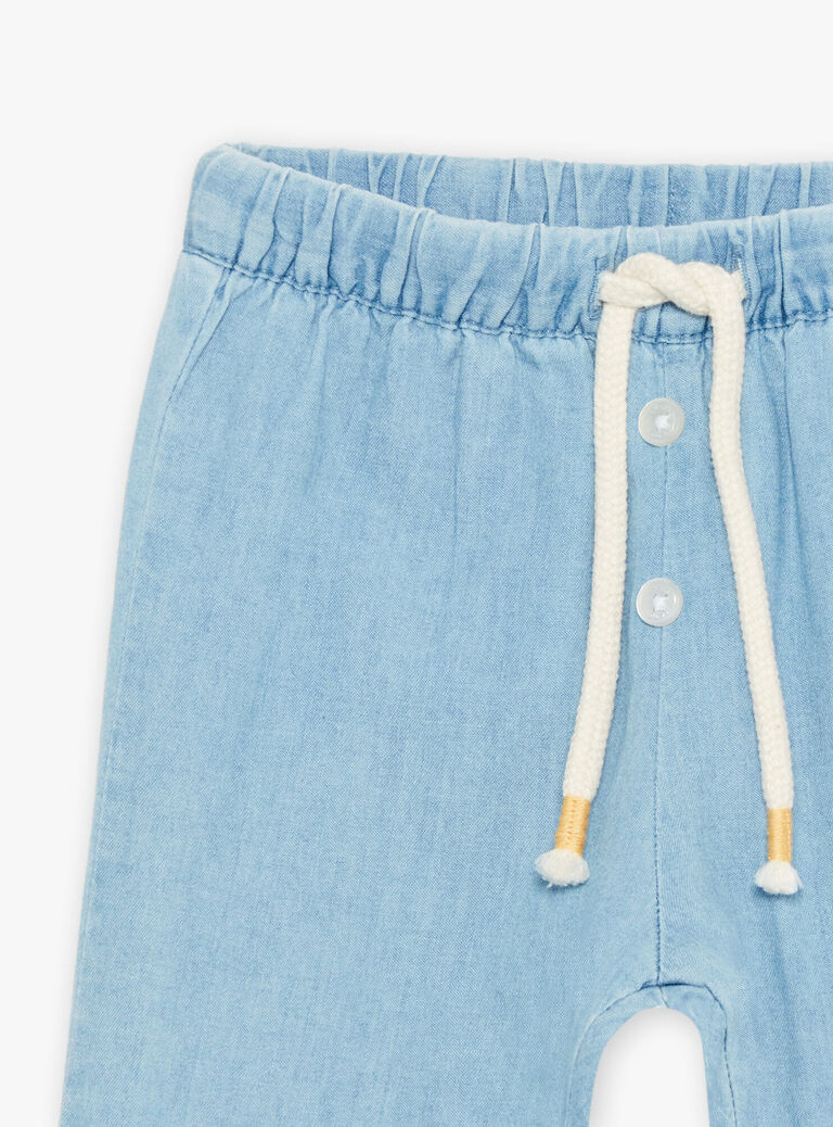 Pantalon en light denim bleu avec broderie oiseau