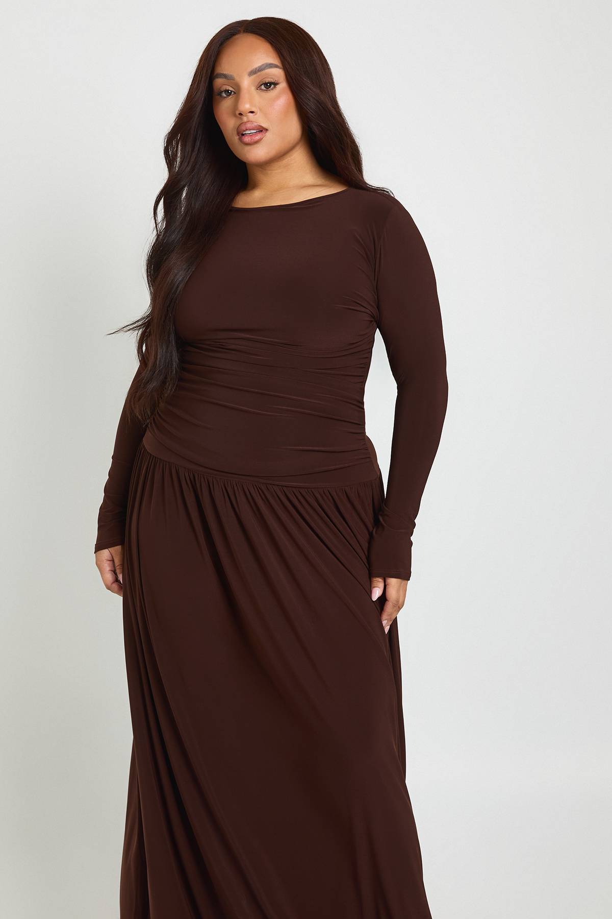 boohoo Robe Maxi Grande Taille à Manches Longues et Fronces Douces