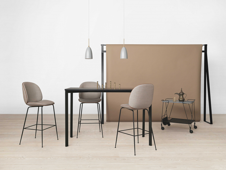 Gubi Beetle Chair barkruk 65cm met zwart onderstel beige
