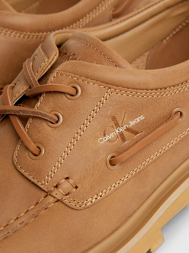 Sapatos híbridos de couro com cadarço