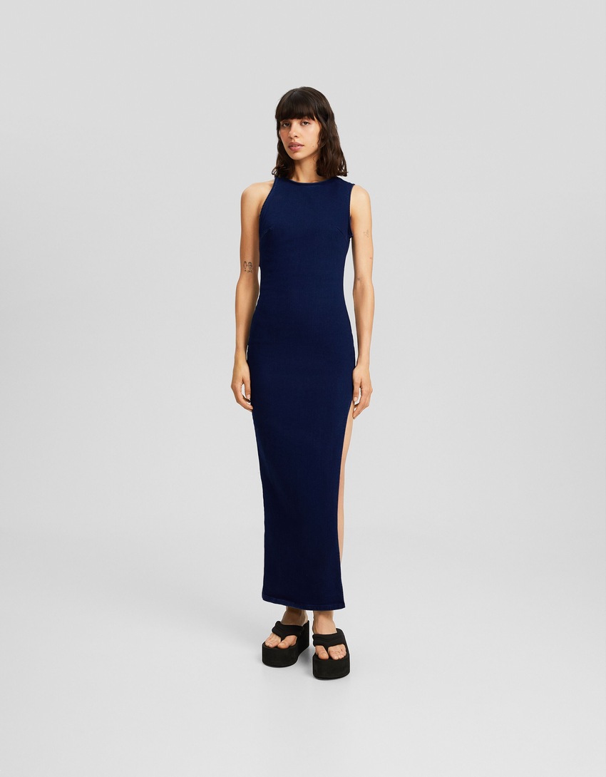 Vestido longo jeans com recortes e fenda lateral.
