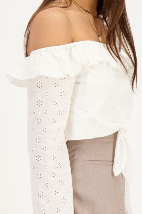 Witte off-shoulder top met broderie en strikdetail