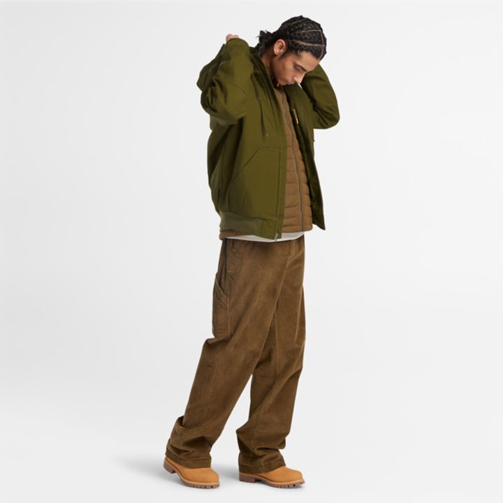 Jaqueta bomber masculina com capuz e isolamento térmico em lona verde.