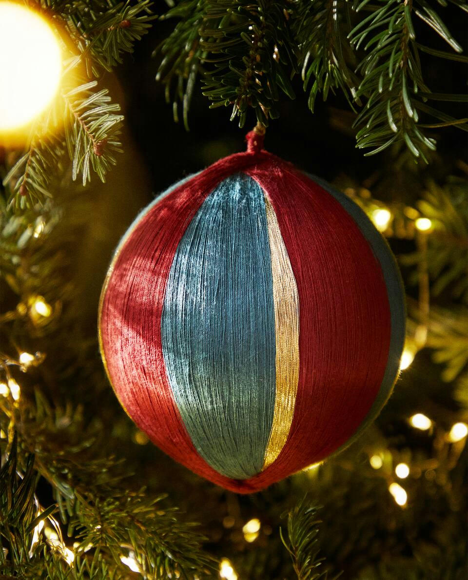 Enfeite de Natal em forma de bola com fios