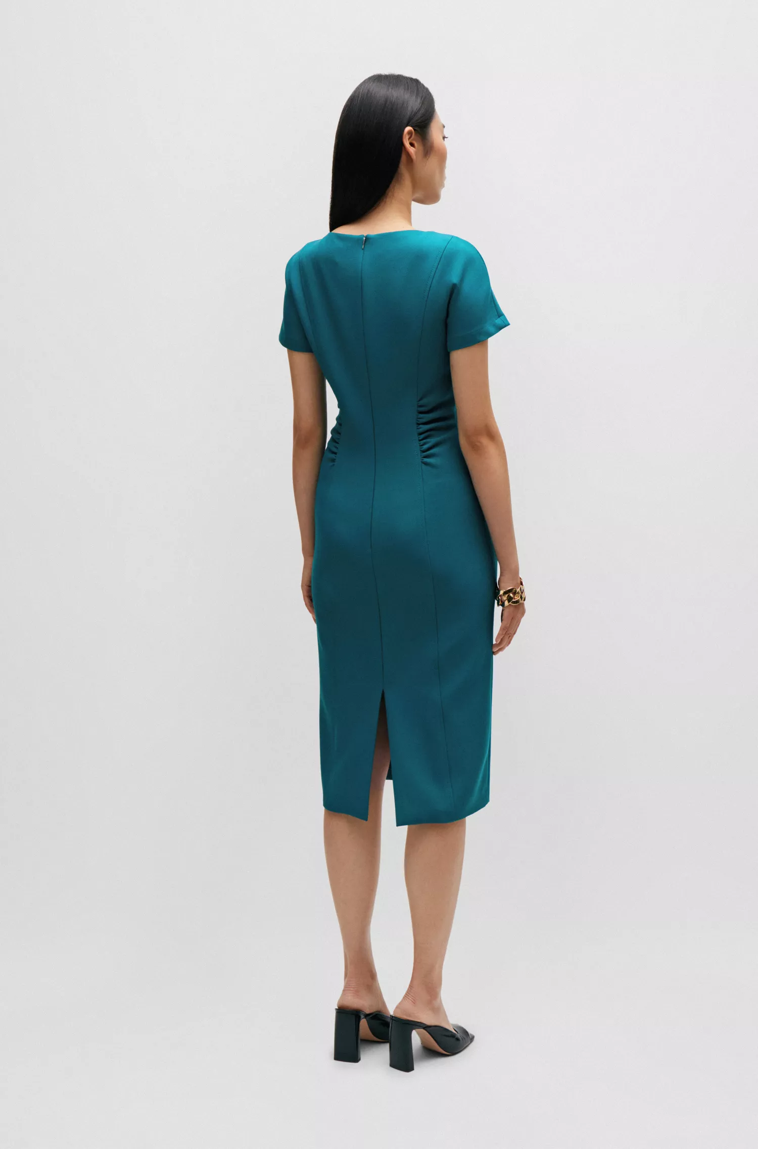 Vestido preto de negócios BOSS com fenda frontal e detalhes franzidos.