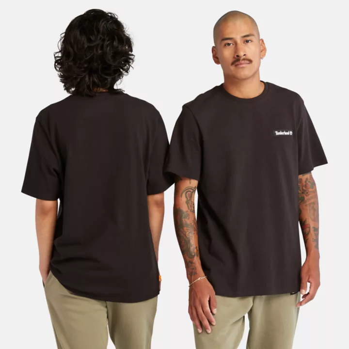 Camiseta unissex de tecido pesado com emblema na cor preta.