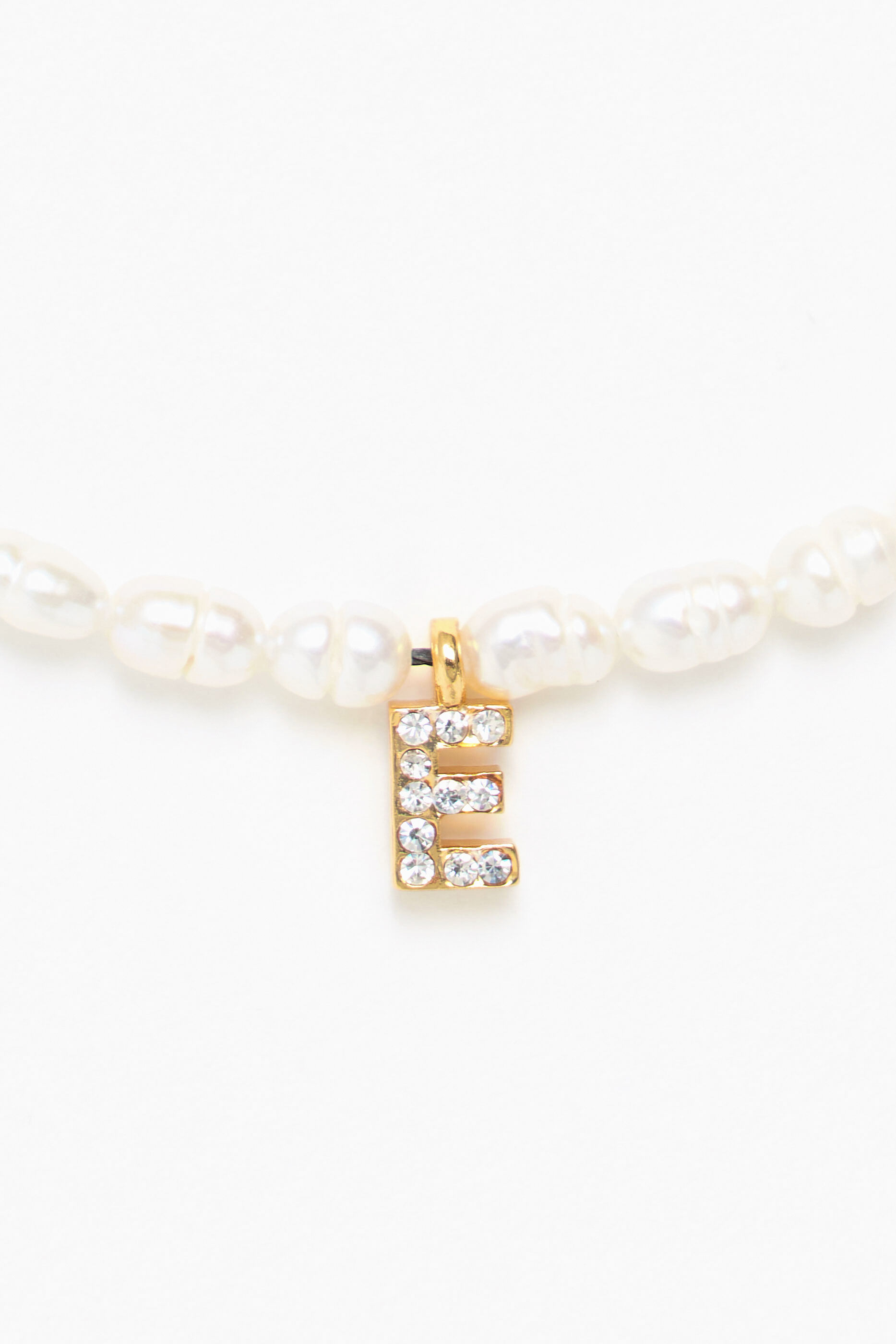 Pulseira de pérolas com a letra E