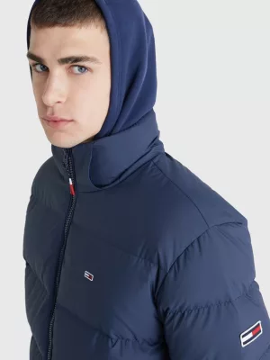 Parka essencial com capuz e enchimento de plumas, corte casual.