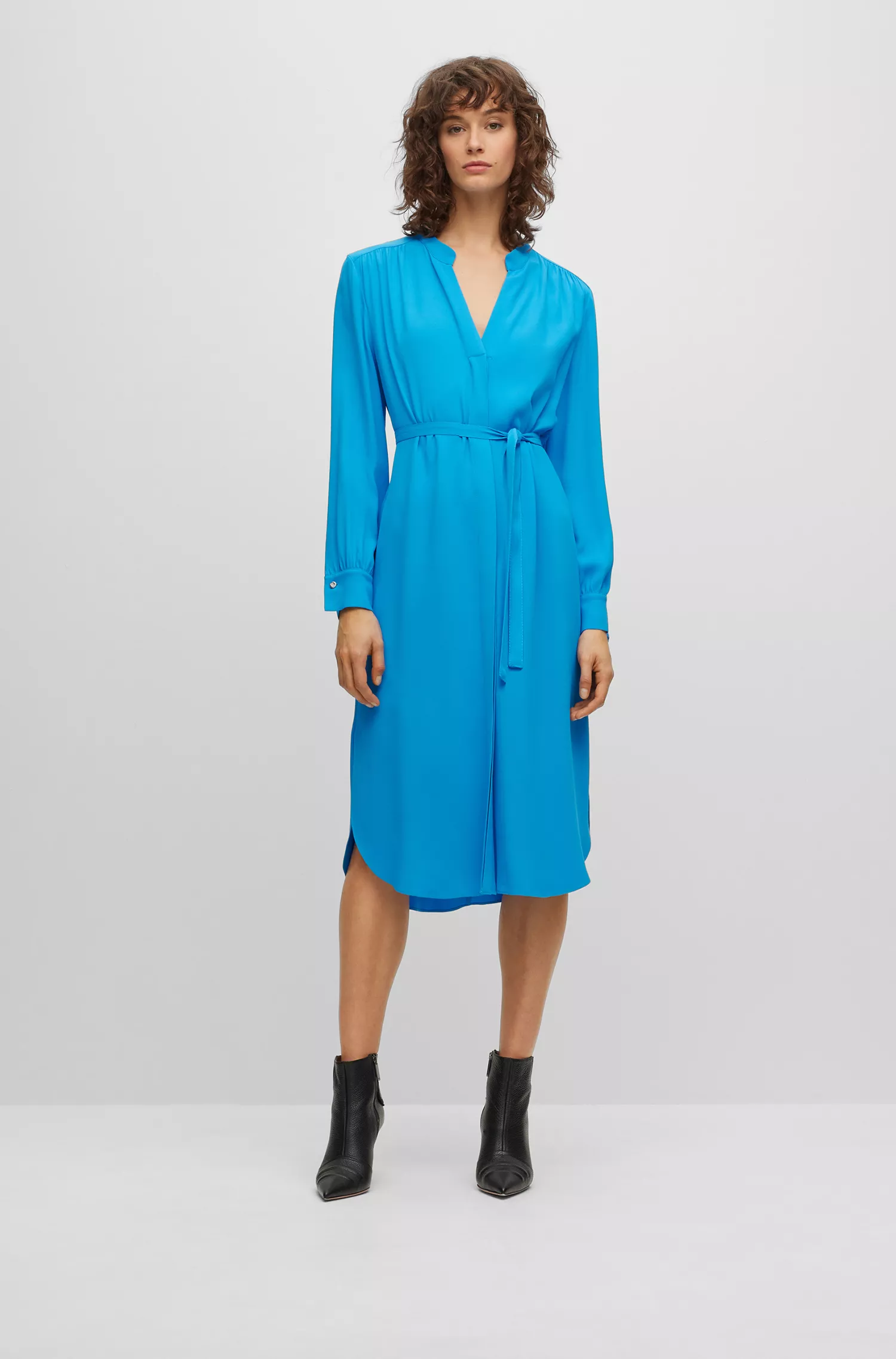 Vestido BOSS com cinto preto, decote em V sem gola e punhos com botões.