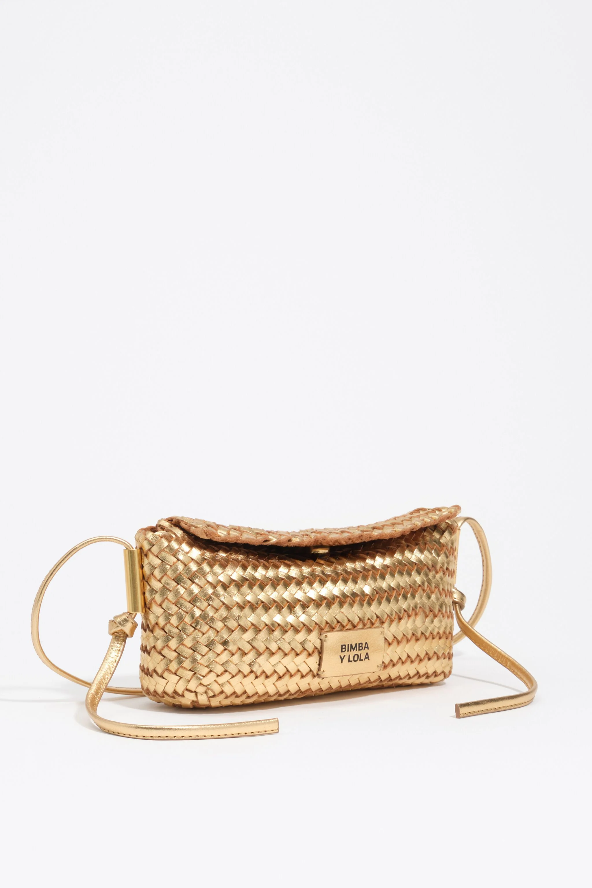 Bolsa transversal mini em couro trançado dourado