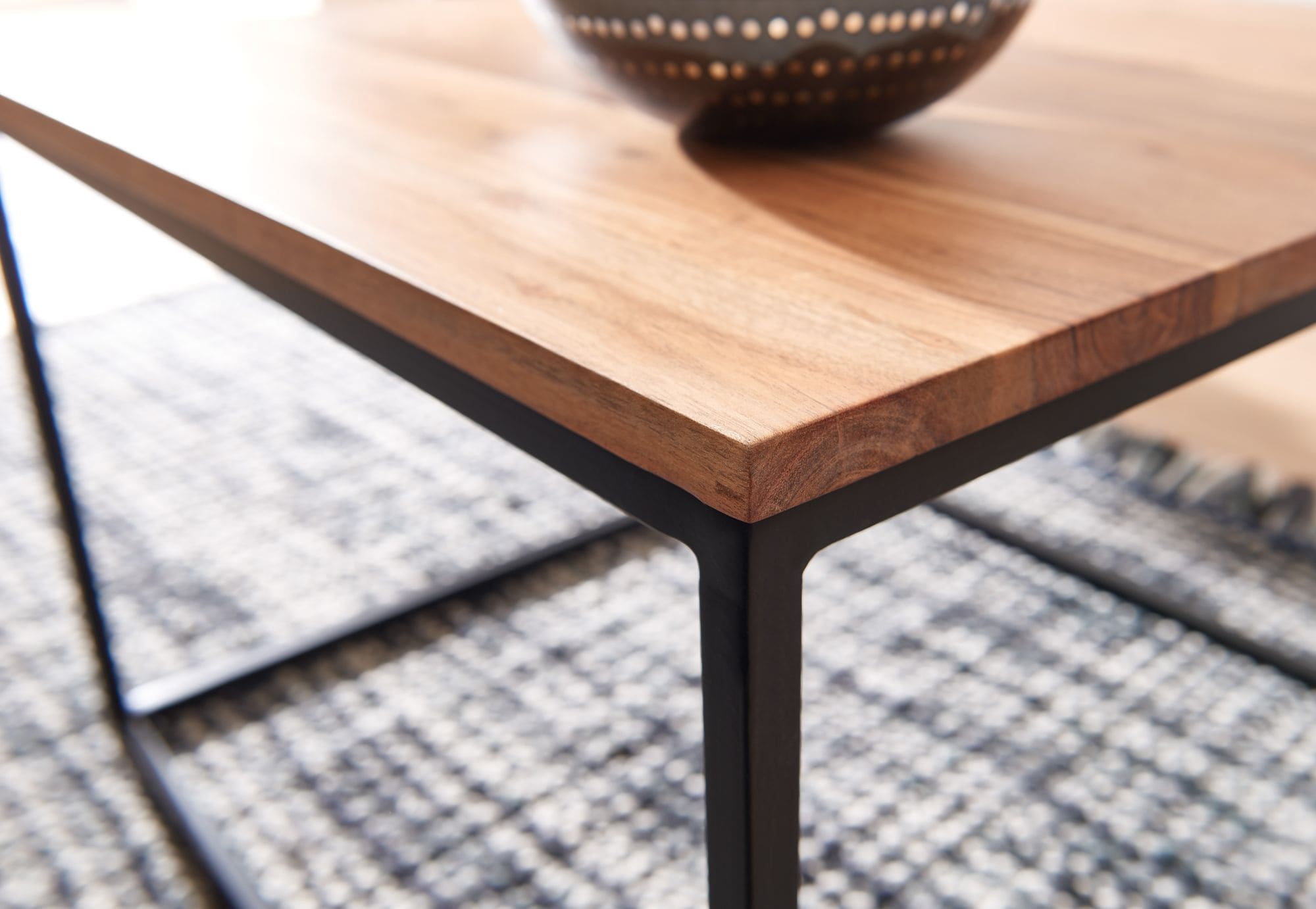 KADIMA DESIGN Couchtisch Industrial, Akazienholz & Eisengestell, Handgefertigt
