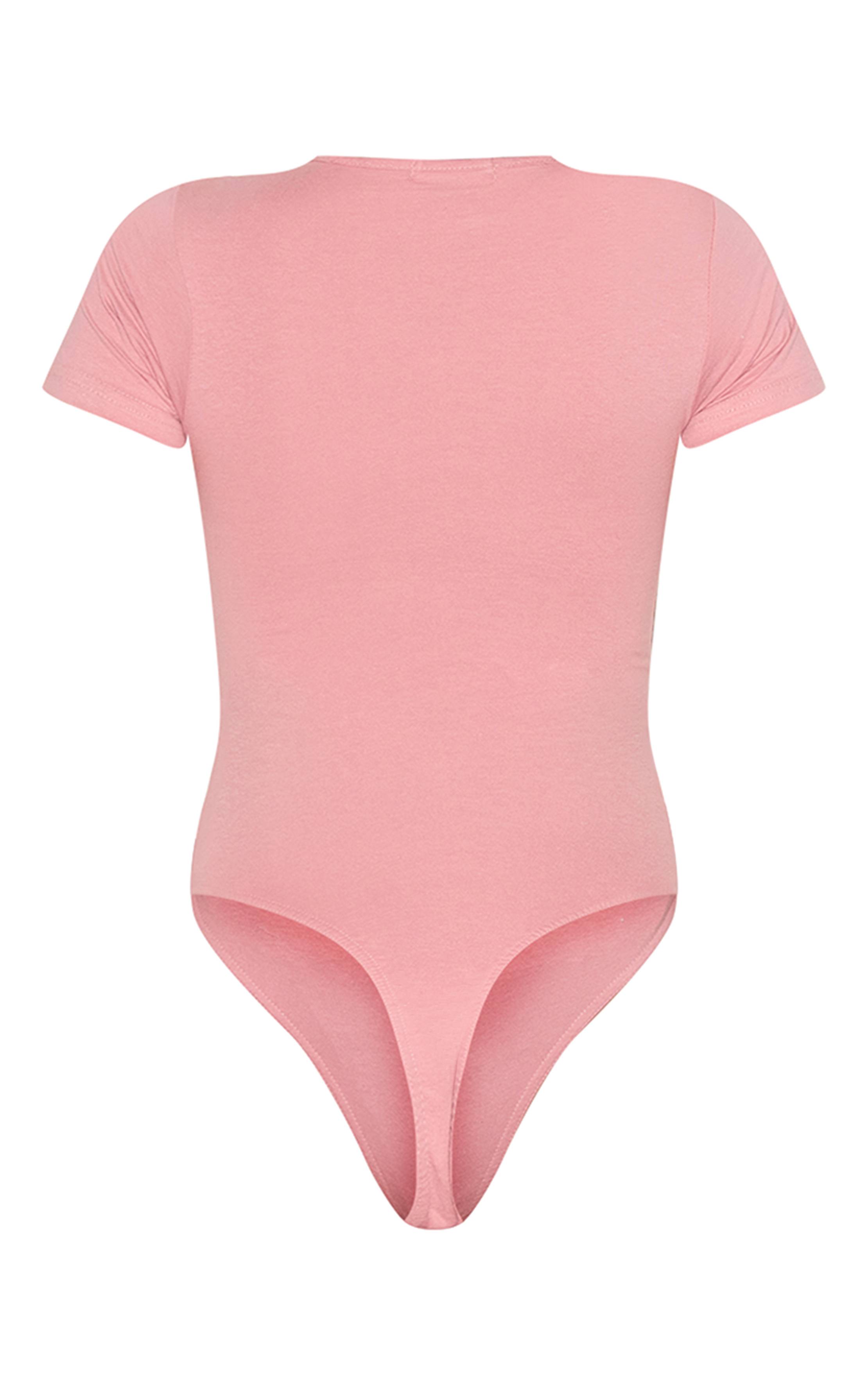 Rose Clair Body À Manches Courtes Avec Logo Prettylittlething