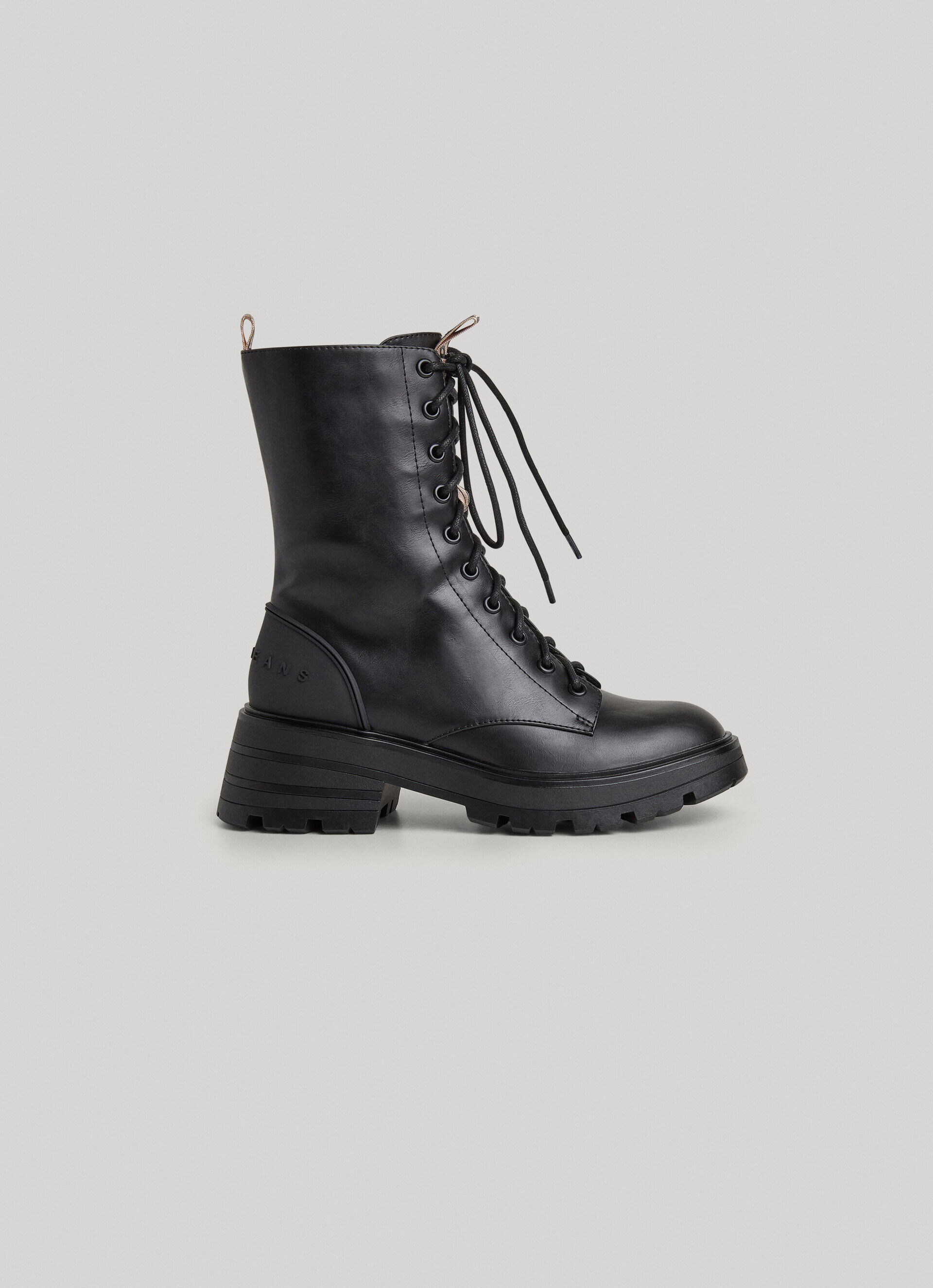 Botas de cano curto com cadarço - pretas