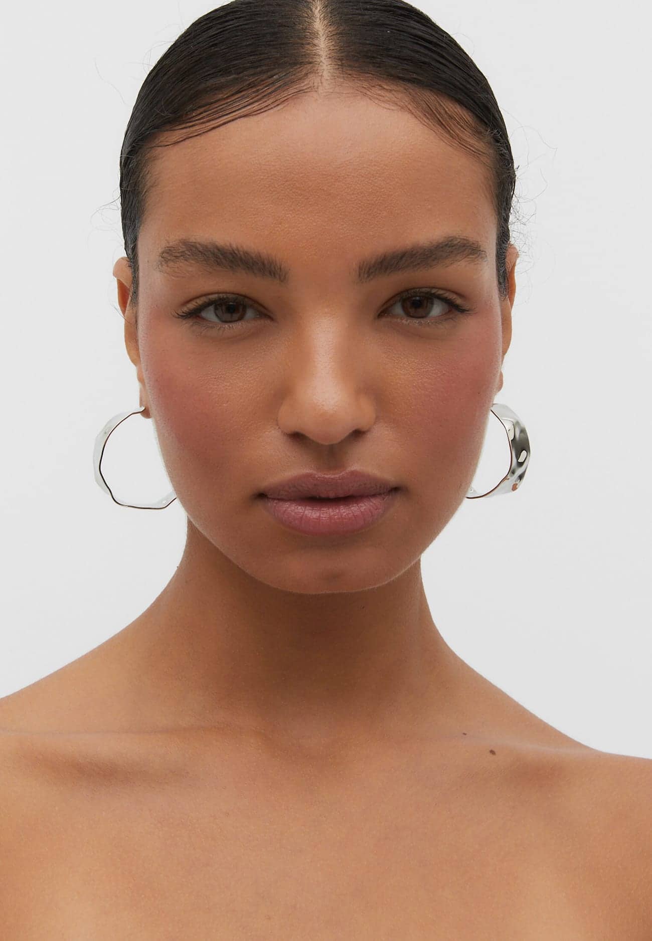 Brincos de argola texturizados