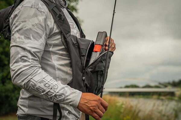Sac de Poitrine Voyager Camouflage Fox Rage (Incl. 2 Boîtes à Leurres)