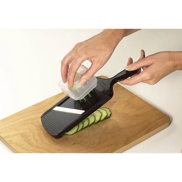 Mandoline réglable avec protège doigts noir Kyocera
