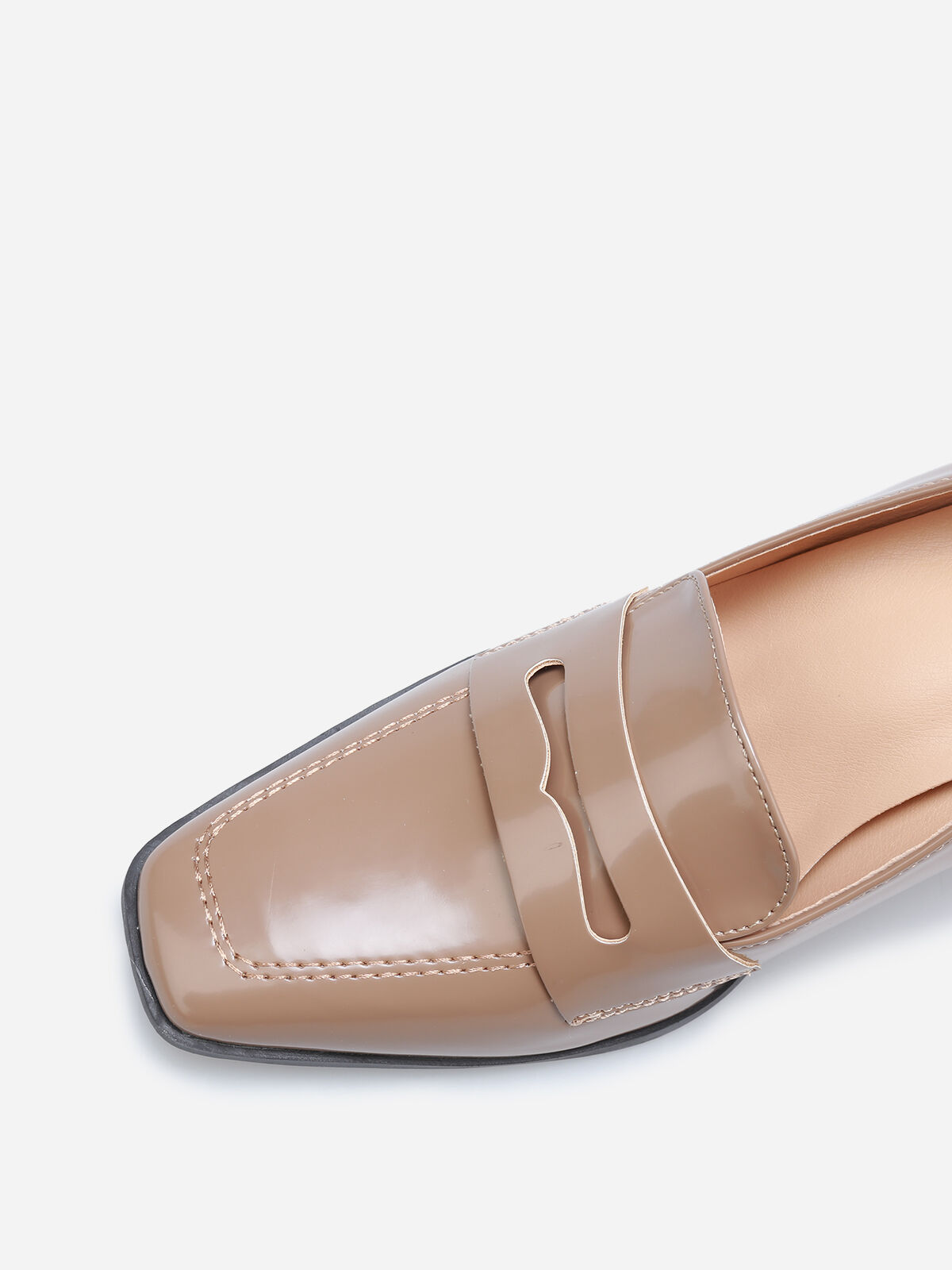 Mocassins vernis à talon et surpiqûres- Taupe