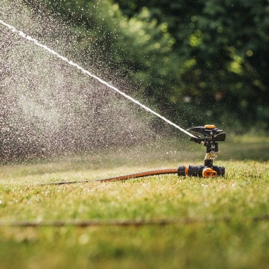 Fiskars On/Off Pulsating Sprinkler - Spike base