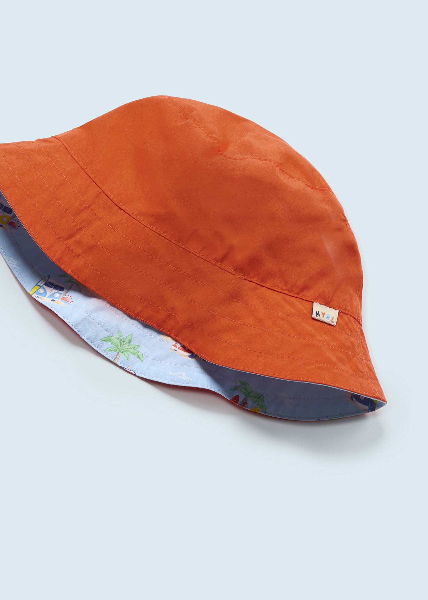 Conjunto de duas peças com chapéu e maiô estampado para bebê