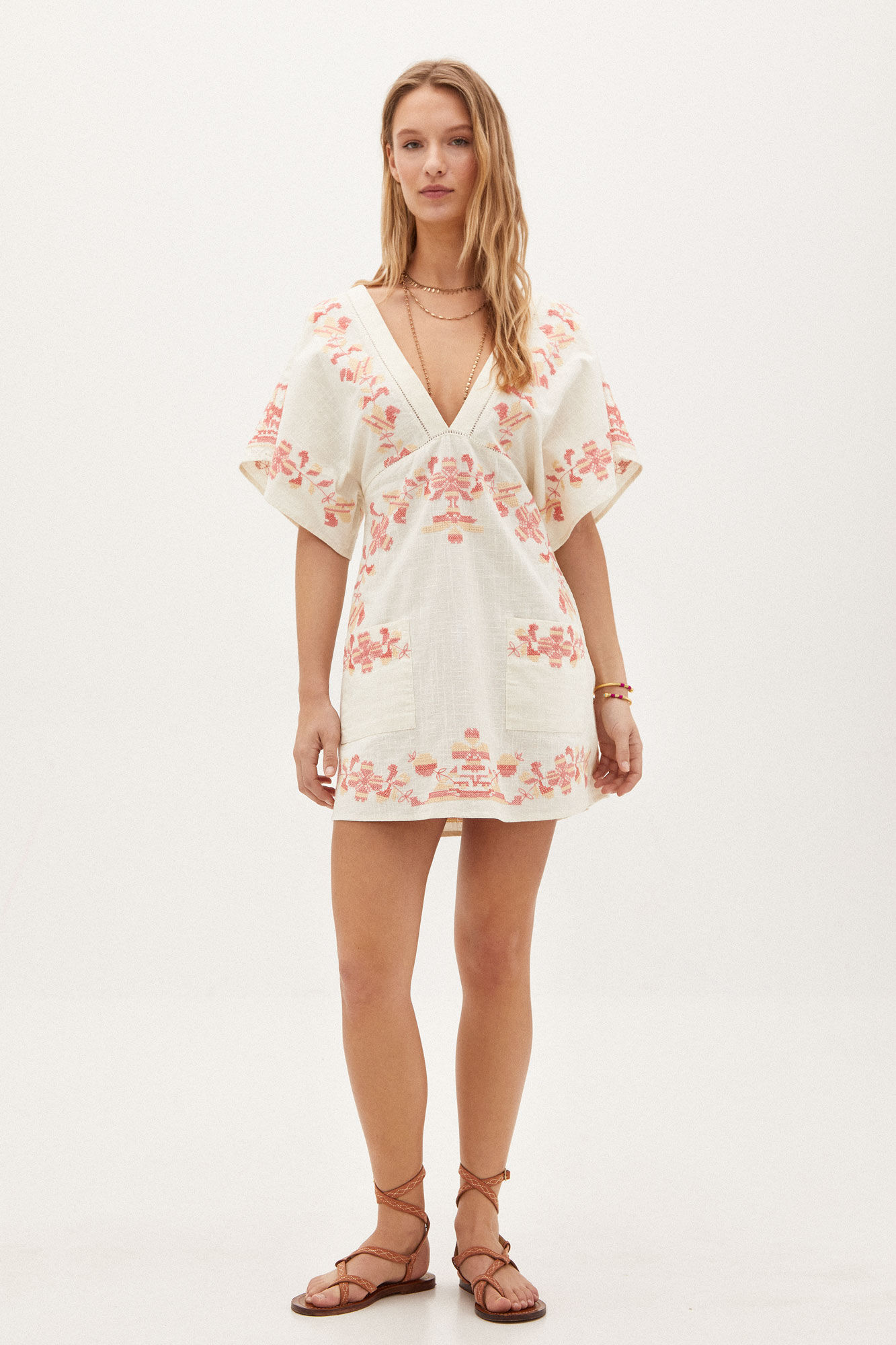 Marisa. Vestido corto bordado - Beige