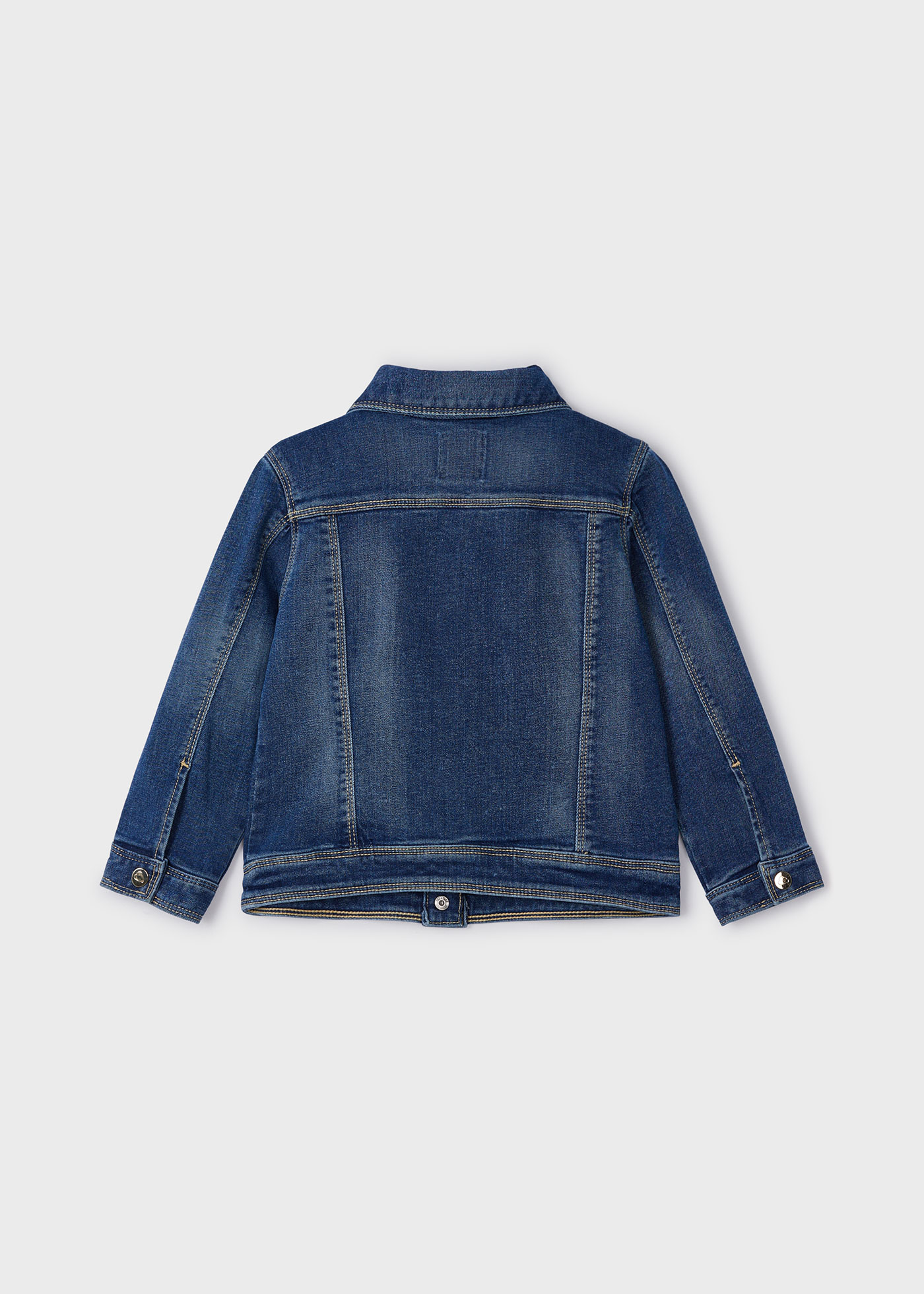 Jaqueta jeans infantil Better Cotton com estampa de coração, tamanho médio.