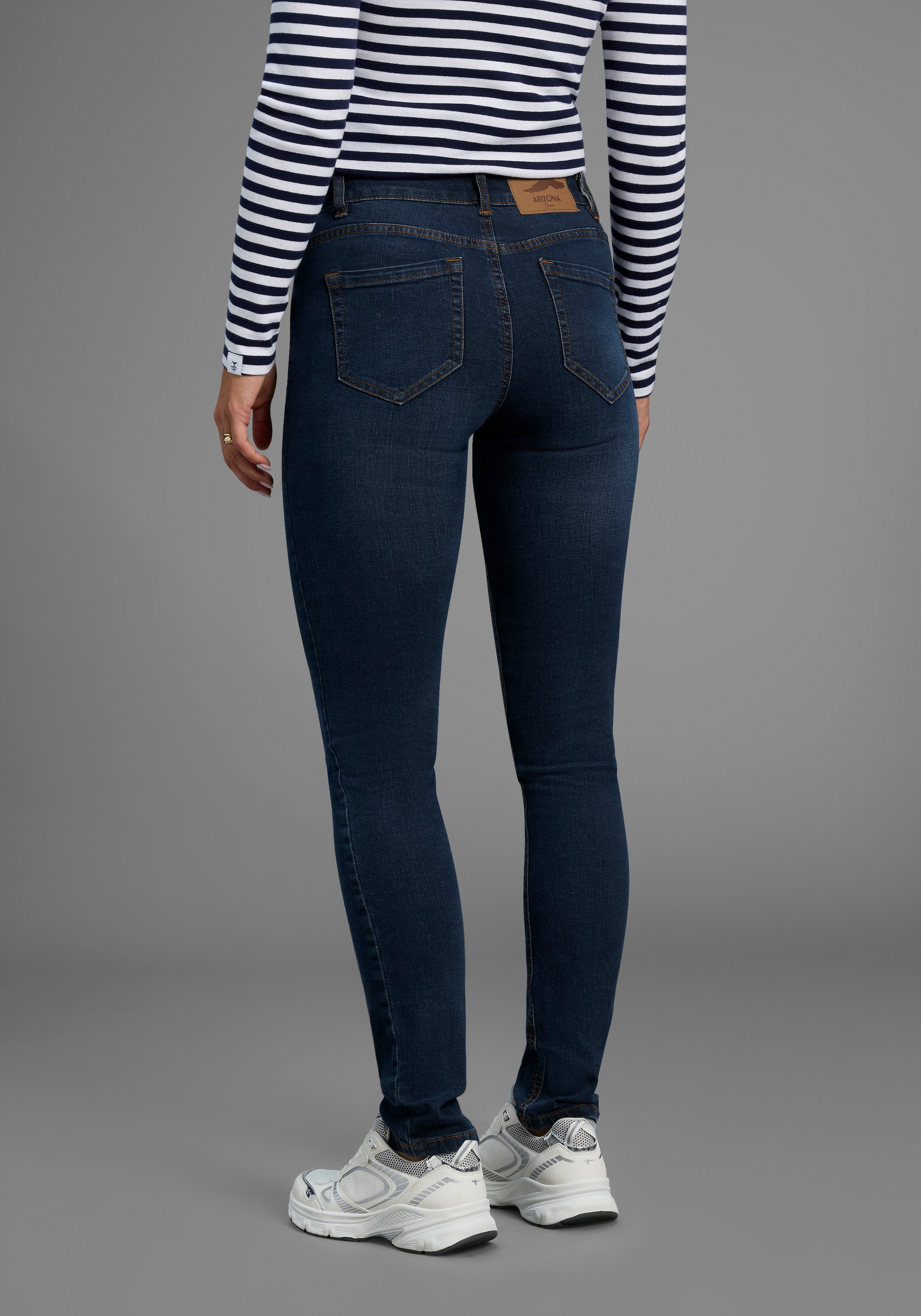 Arizona Slim-fit-Jeans »Bund mit seitlichem Gummizugeinsatz«, schmale Passform,  Röhrenjeans,  Used-Waschung,  hohe Leibhöhe