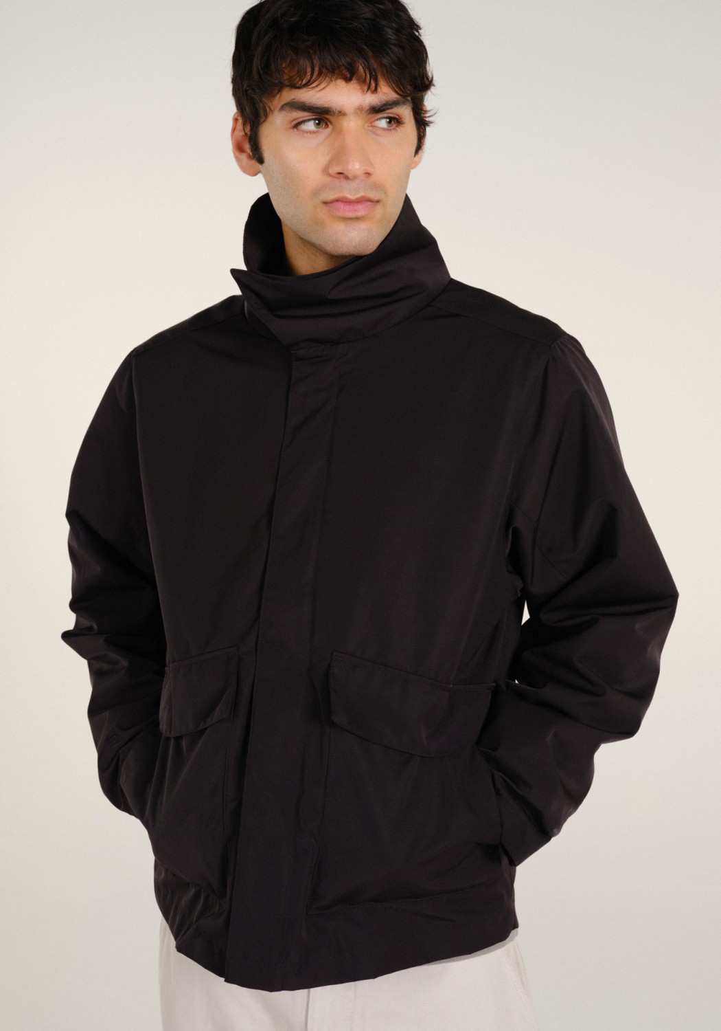 Embassy of Bricks and Logs Short-Parka Swara Black