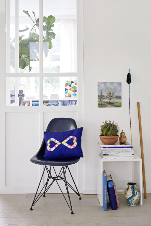 Vitra Eames DSR Fiberglass stoel zwart onderstel, parchment