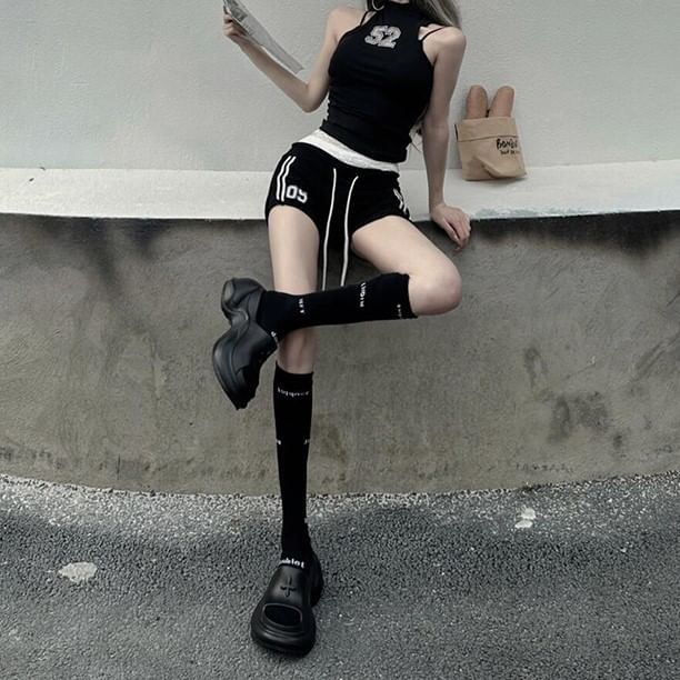 Kilopi - Nummering Tanktop / Laag uitgesneden gestreepte shorts / Kanten slip / Set