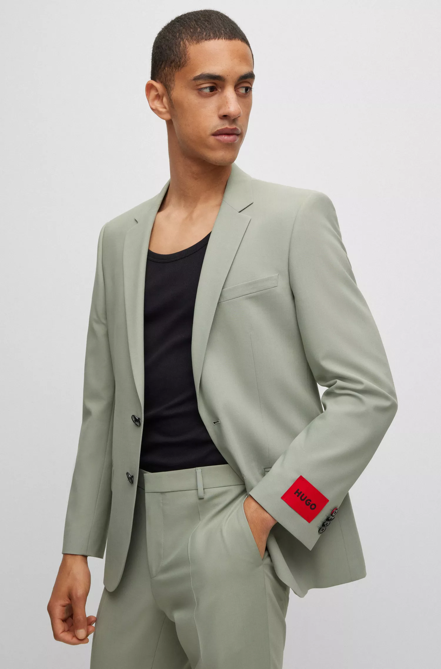 Terno HUGO vermelho, corte slim, em tecido elástico de alta performance.