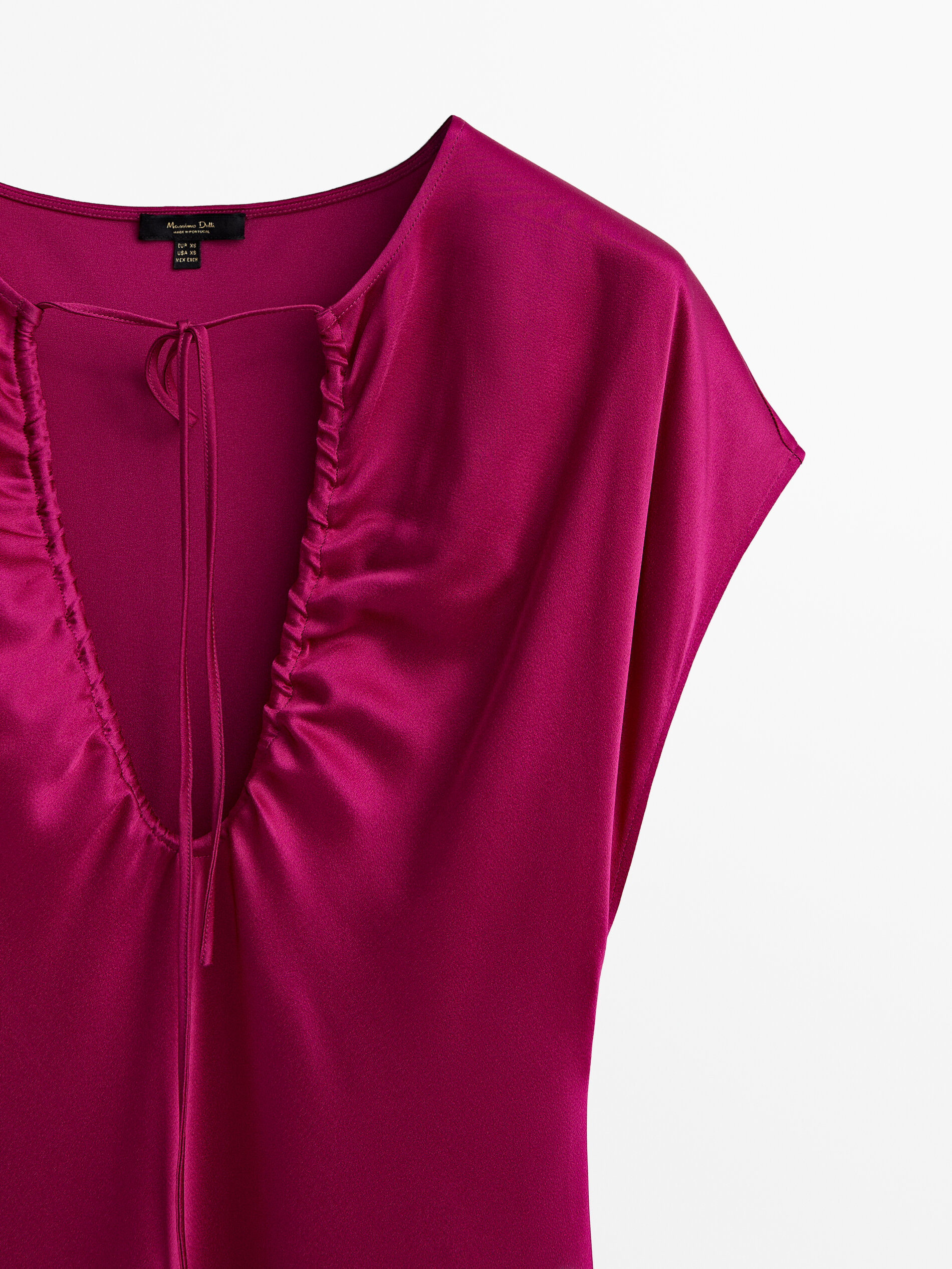 Vestido longo e fluido com detalhe no decote - Bougainvillea