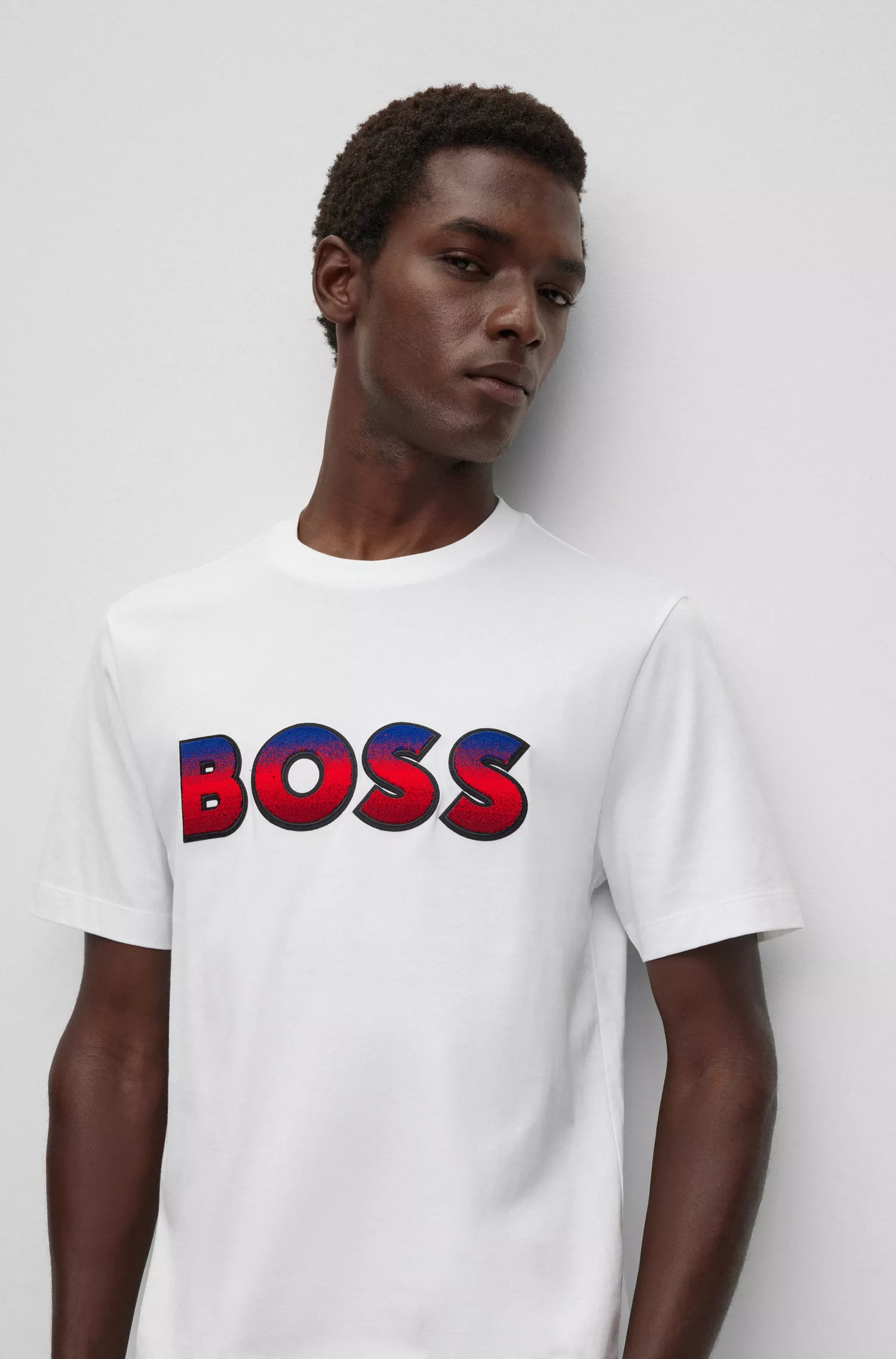 Camiseta BOSS preta em malha de algodão com logo degradê