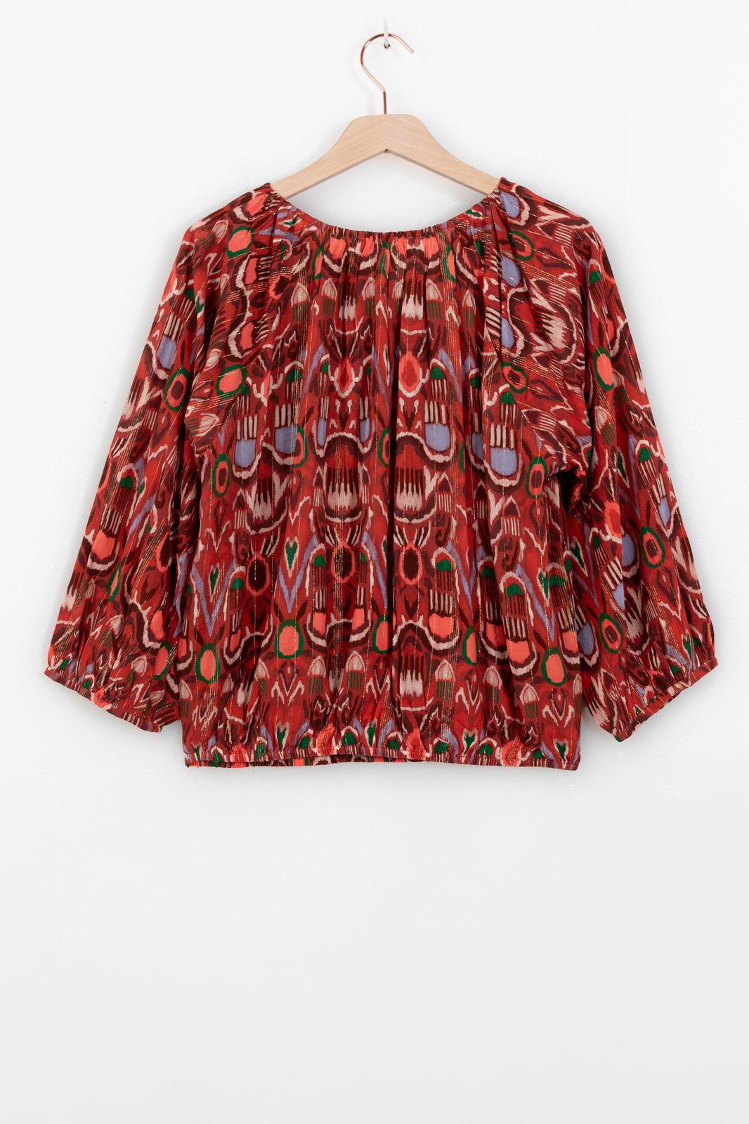 Donkerrode top met ikat print