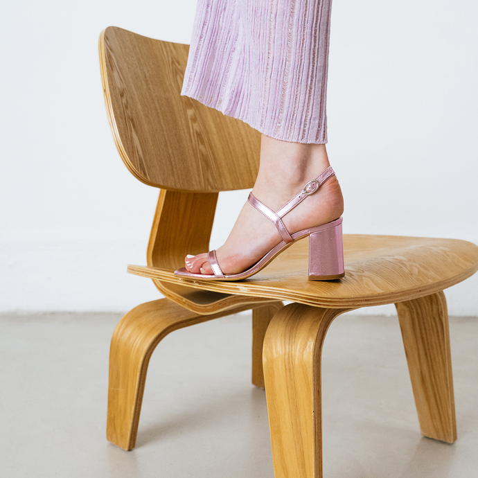 Sandales ouvertes à talons  en cuir metallisé rose