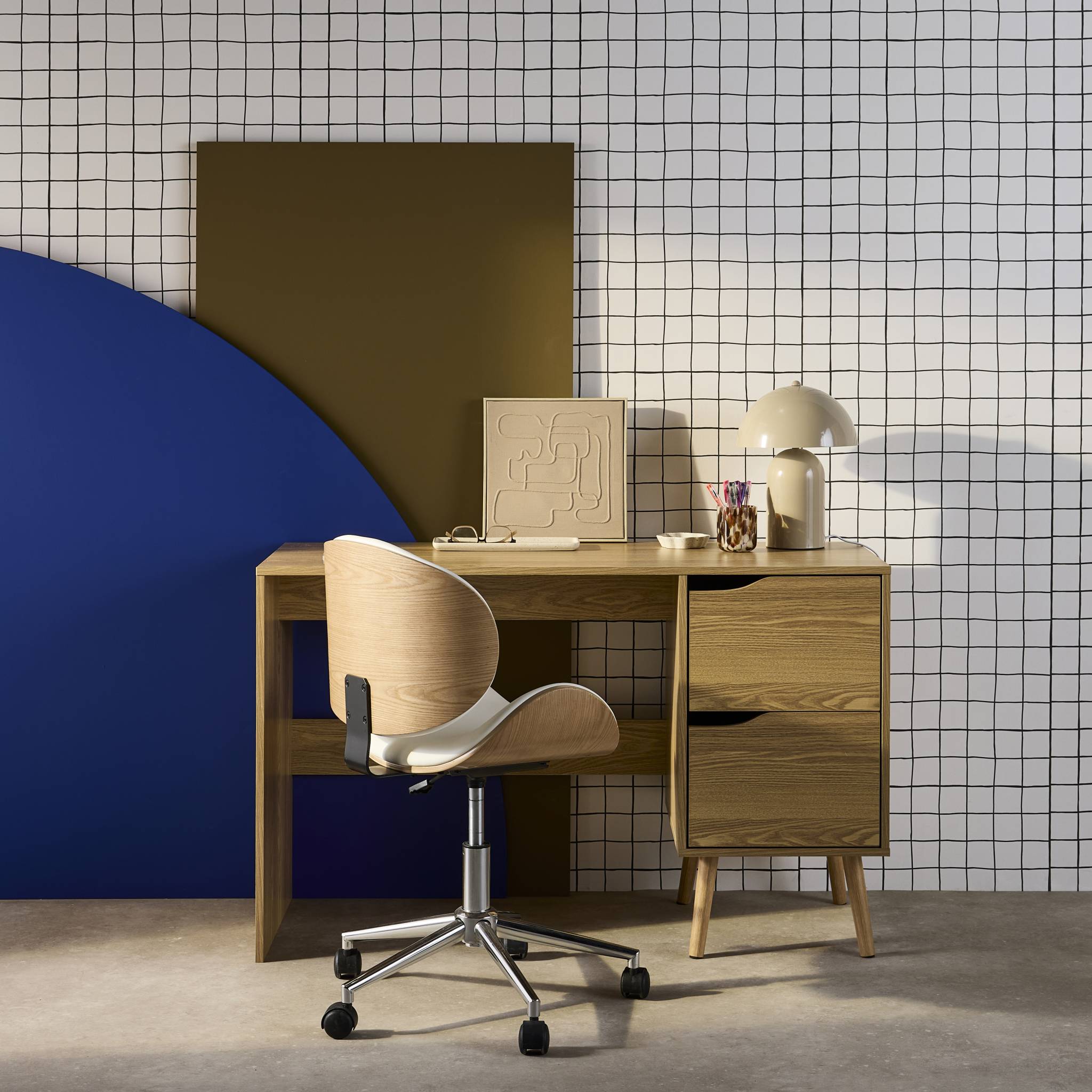 sweeek - Bureau met 2 lades in walnootkleurig hout