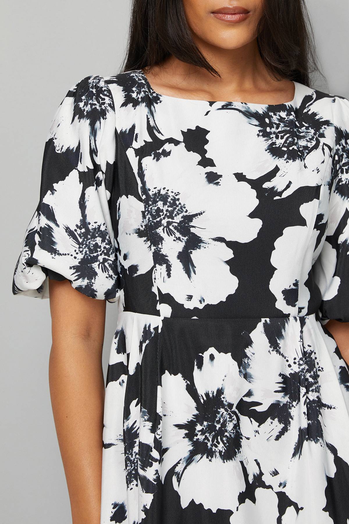 Wallis Robe Midi en Sergé à Imprimé Floral et Manches Bouffantes Petite Taille