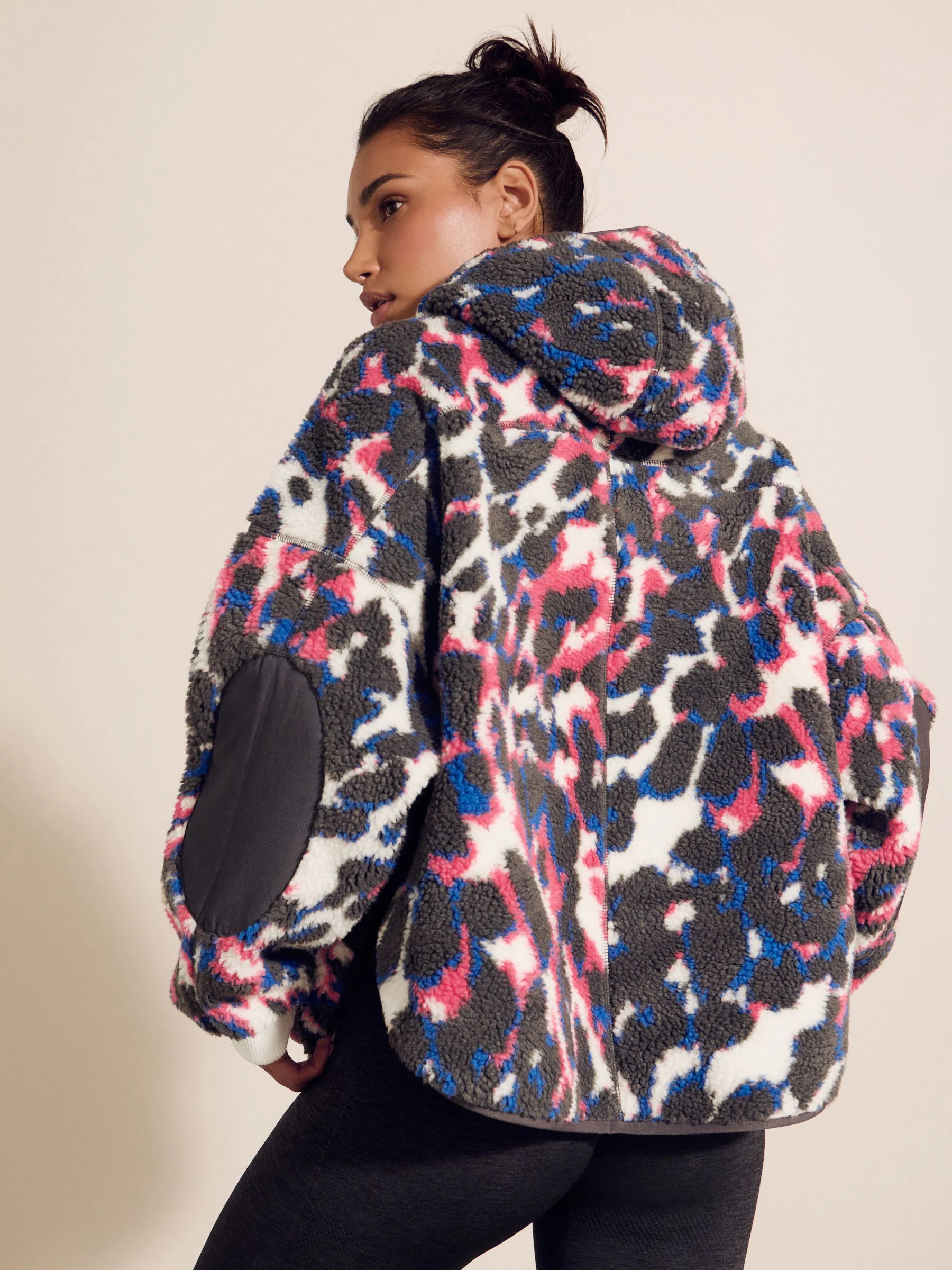 Met verschillende dierenprints - Borg fleece jack met elleboogpatch en capuchon
