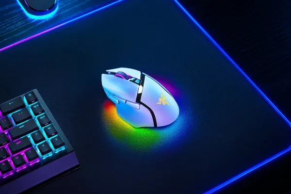 Razer Basilisk V3 pro 35K - Mus - ergonomisk - højrehåndet - optisk - 11 knapper - trådløs, kablet - Bluetooth, USB-C, 2.4 GHz - trådløs modtager (USB) - hvid