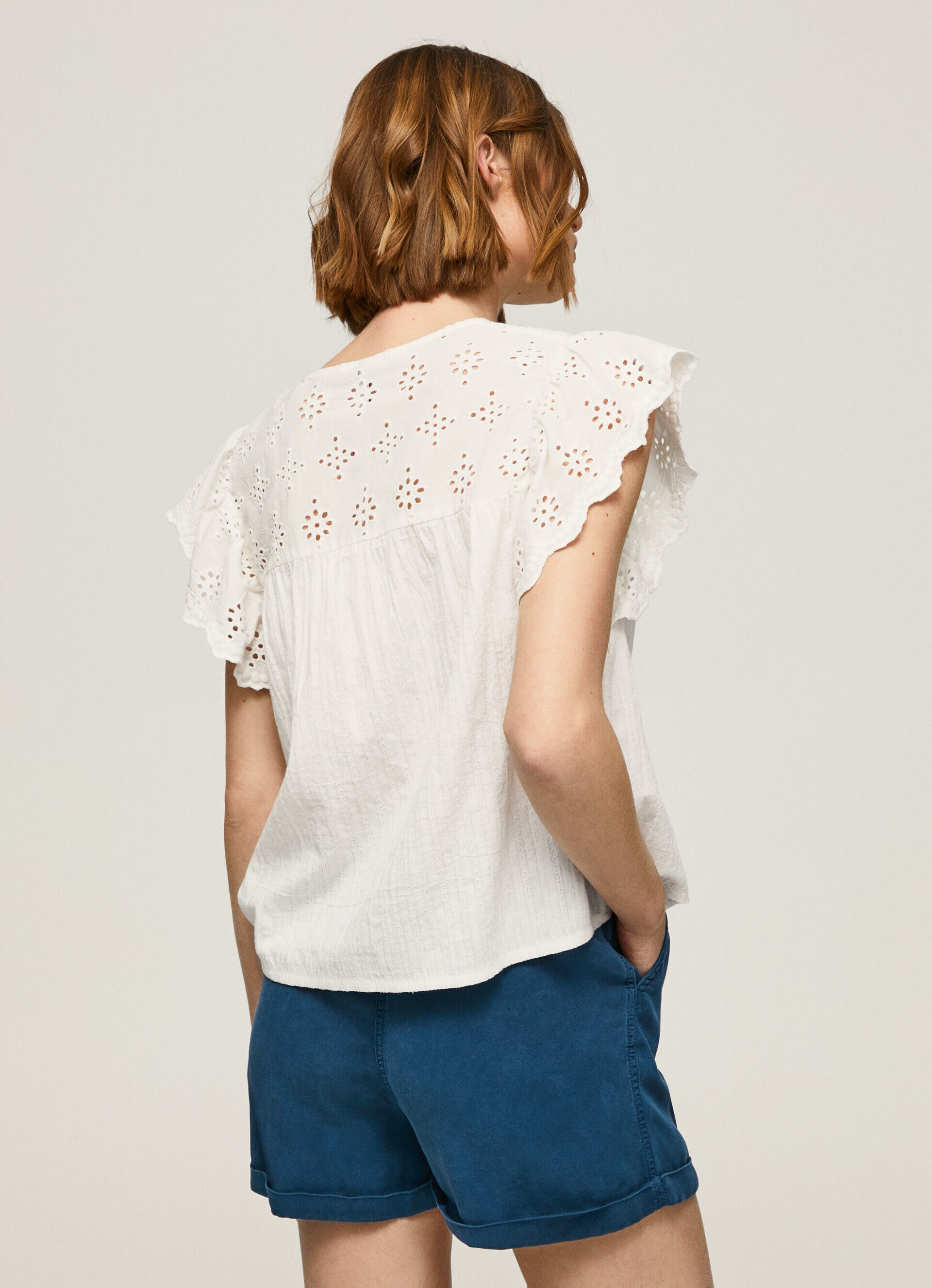 Blusa de algodão com detalhes vazados - branco mousse