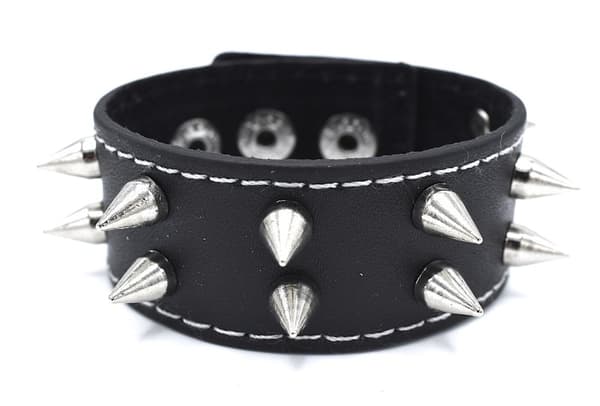 Svart armbånd med spisse nagler