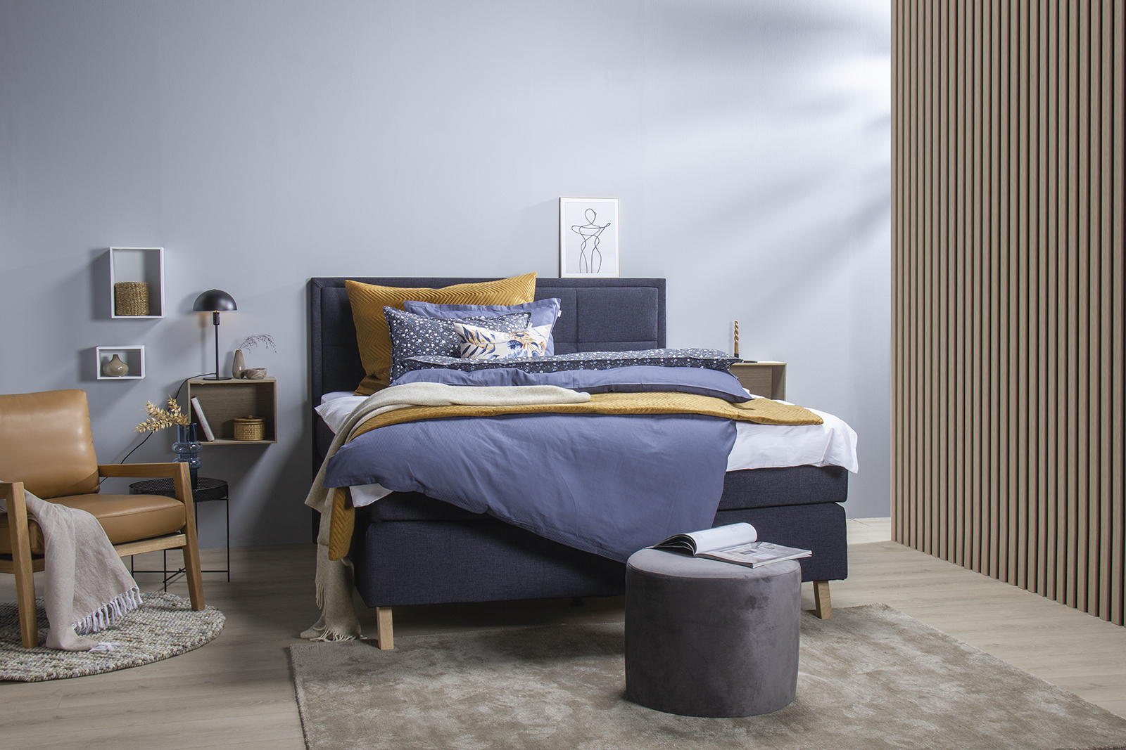 Sensitive 400 kontinentalseng Tekstil Navy 61 i 180x210 cm. Fast/Fast komfort m/Premium latex overmadrass og Tilt oak ben 16cm. Uten hodegavl.