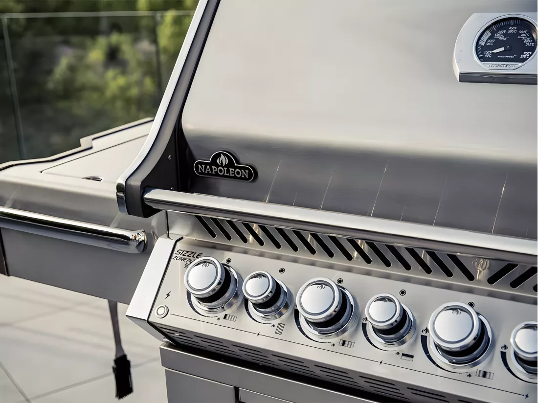 Barbecue à gaz Prestige Pro 665 SIB inox 5 brûleurs + Sizzle Zone + brûleur arrière + fumoir - Napoleon