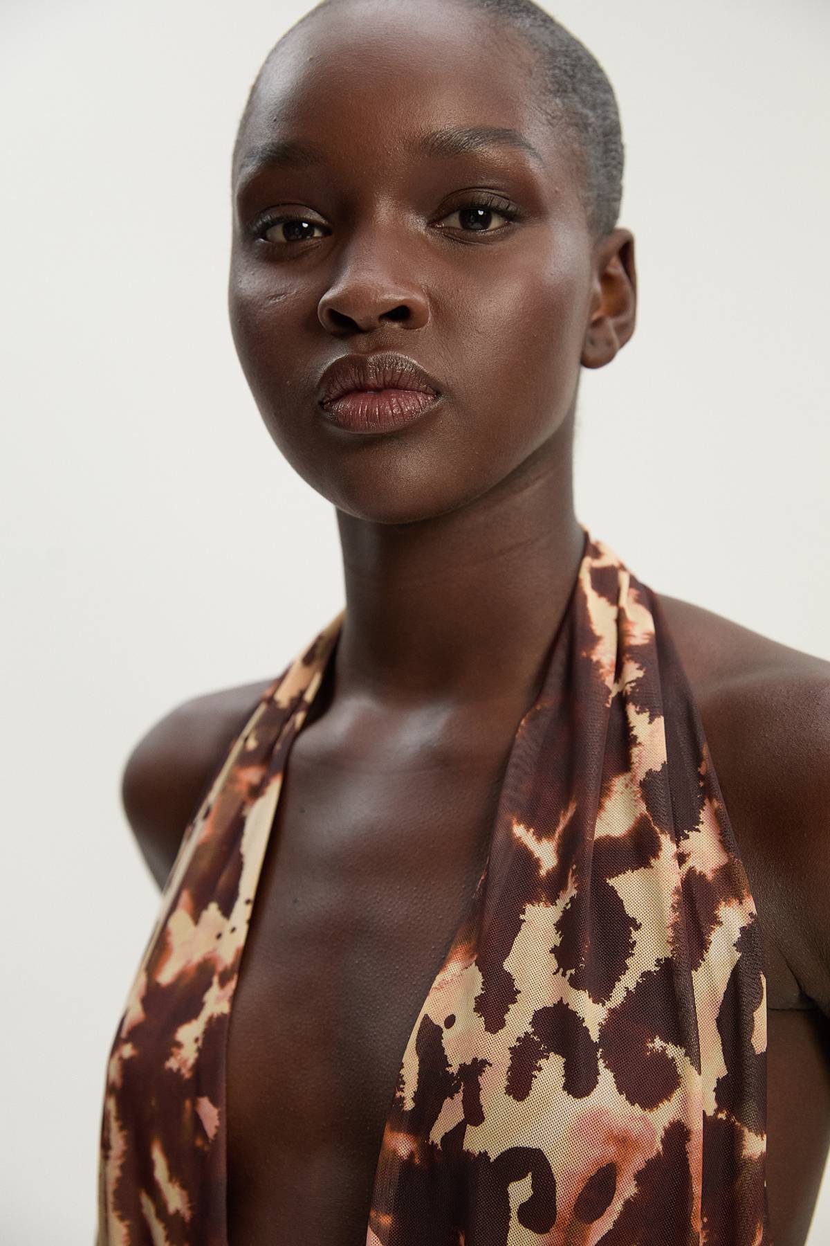 KarenMillen Body en Maille à Imprimé Léopard avec Col Halter Plongeant et Détails de Finition