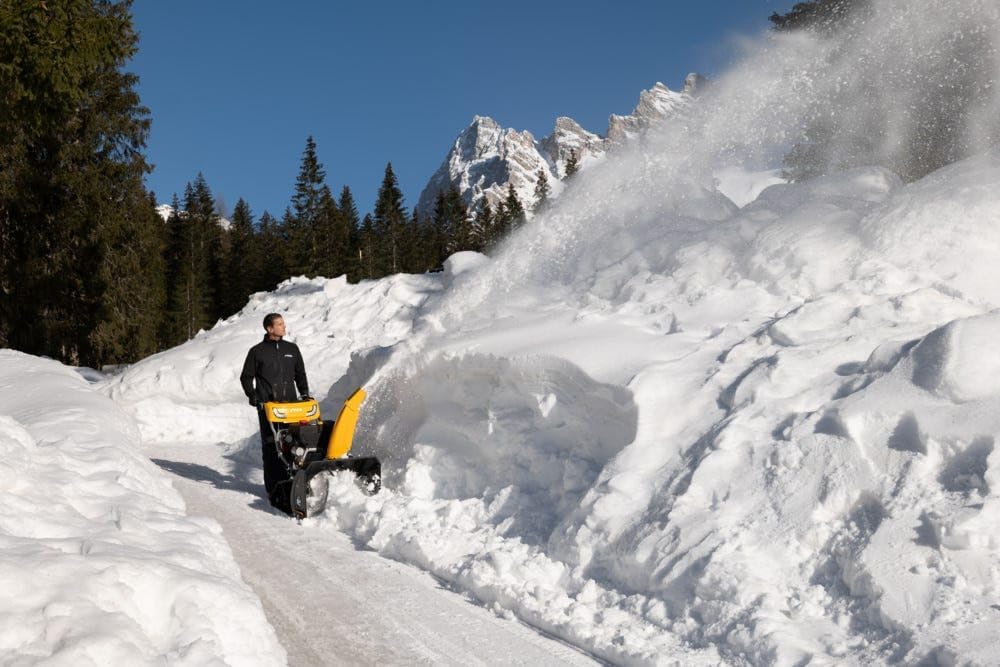STIGA ST 6272 P TRAC Raupen-Schneefräse, Benzinmotor, 72cm Räumbreite, Scheinwerfer