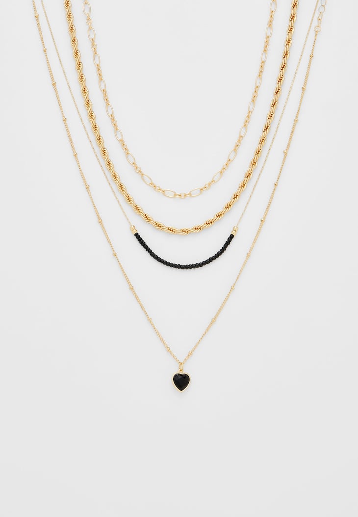 Conjunto de 4 colares com pingente de coração e cordão.