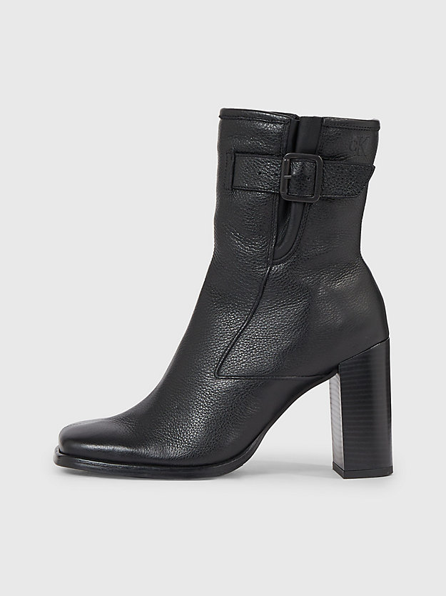 Botas de couro com salto alto