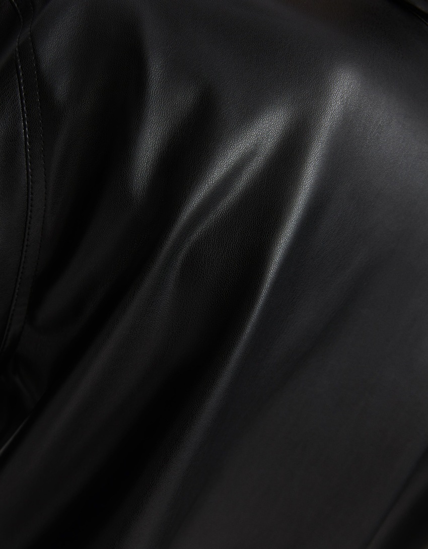 Camisa cropped de manga comprida em couro sintético com zíperes