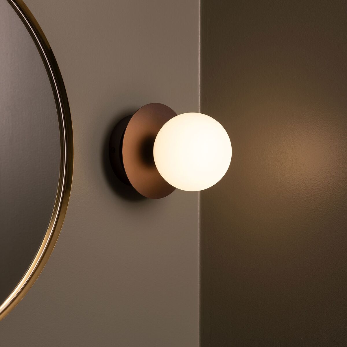 Art Deco vegglampe, bronse/hvit